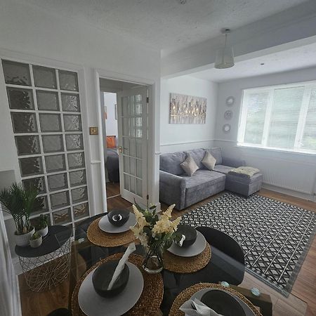 St Albans City Stays - Near Luton Airport - St Albans Abbey & City Train Station - Close To London- Harry Potter World - The Odyssey Cinema - Abbey Cathedral- Contractors I Business I Leisure- Sleeps Upto 6 People Eksteriør billede