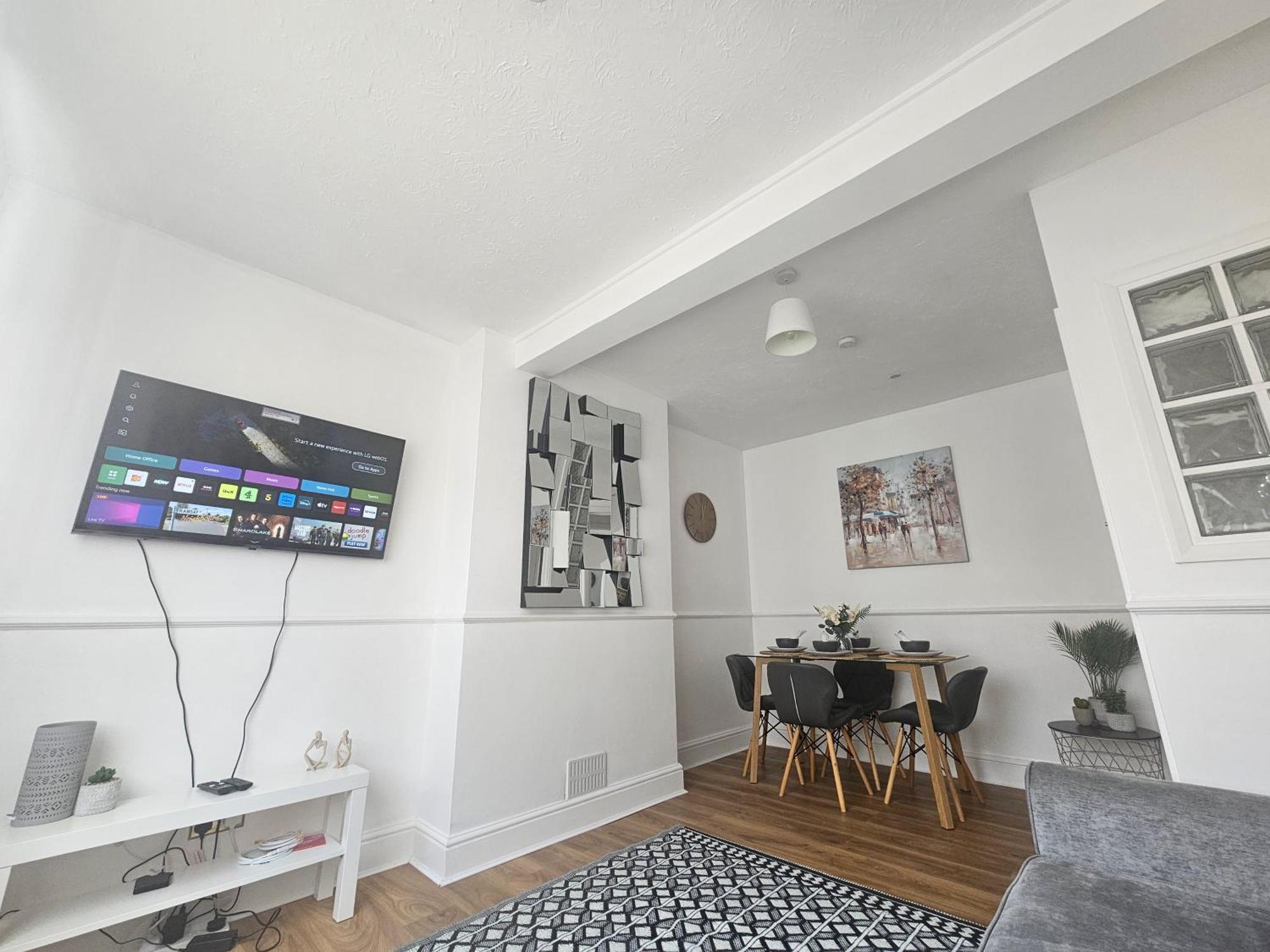 St Albans City Stays - Near Luton Airport - St Albans Abbey & City Train Station - Close To London- Harry Potter World - The Odyssey Cinema - Abbey Cathedral- Contractors I Business I Leisure- Sleeps Upto 6 People Eksteriør billede