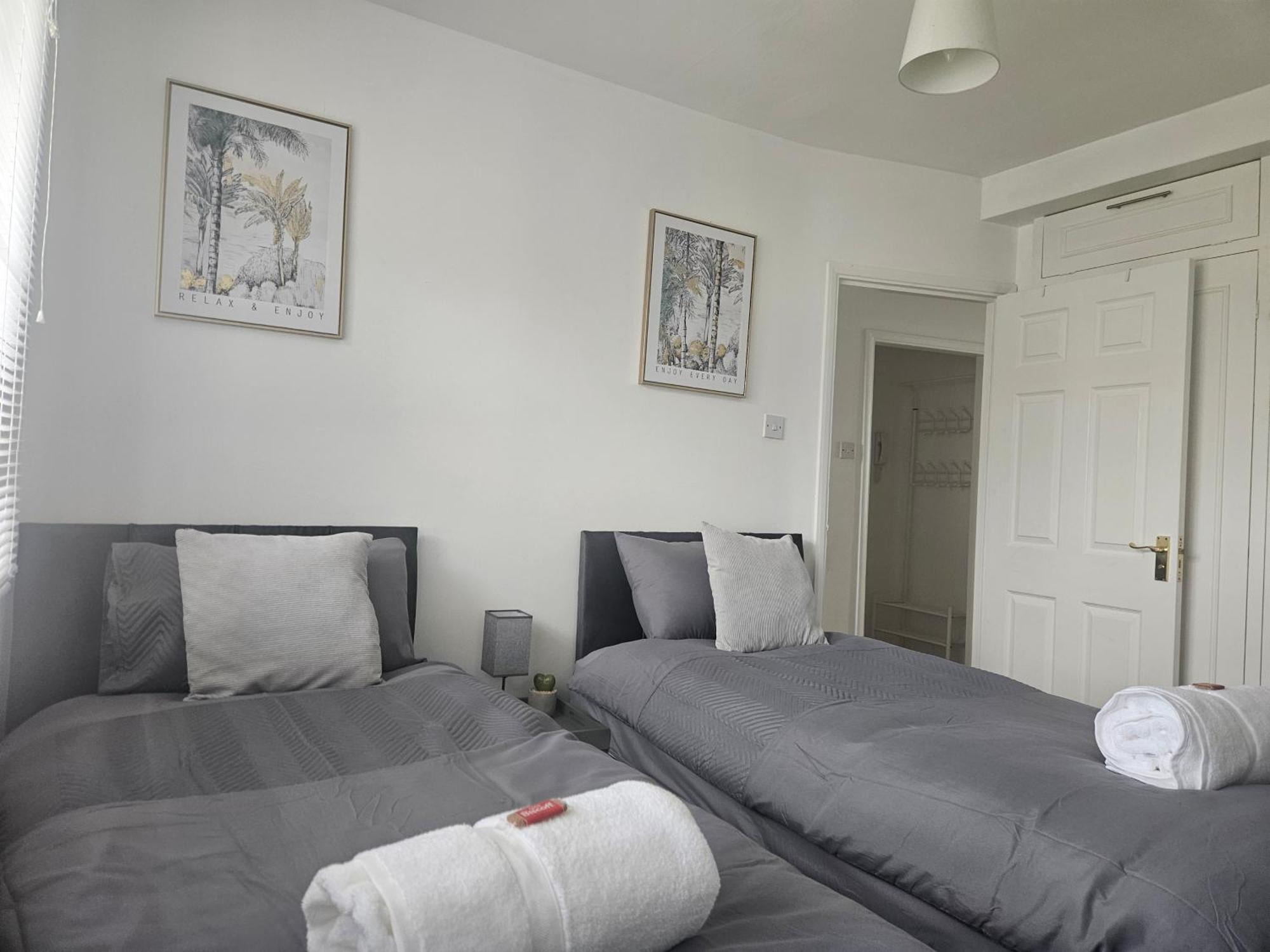 St Albans City Stays - Near Luton Airport - St Albans Abbey & City Train Station - Close To London- Harry Potter World - The Odyssey Cinema - Abbey Cathedral- Contractors I Business I Leisure- Sleeps Upto 6 People Eksteriør billede